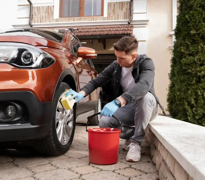 Lavage auto à domicile Semoutiers-Montsaon : professionnel intervenant sur un véhicule